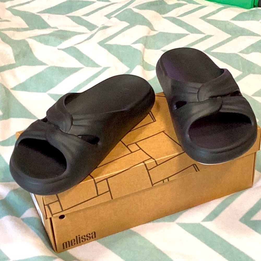 NIB Melissa black free slide sandals women’s 7 - Picture 2 of 6
